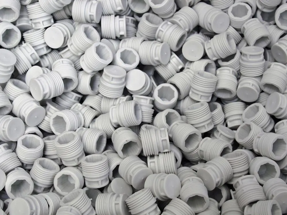 Dökme hâlde duran plastik enjeksiyon kapakları