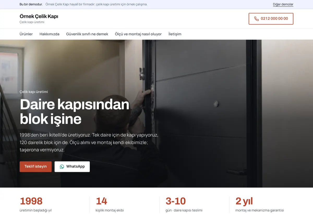 Kapı montajı yapan ustanın fotoğrafı üzerinde “Daire kapısından blok işine” başlığı; altta 1998, 14 kişilik montaj ekibi, 3-10 gün ve 2 yıl garanti.