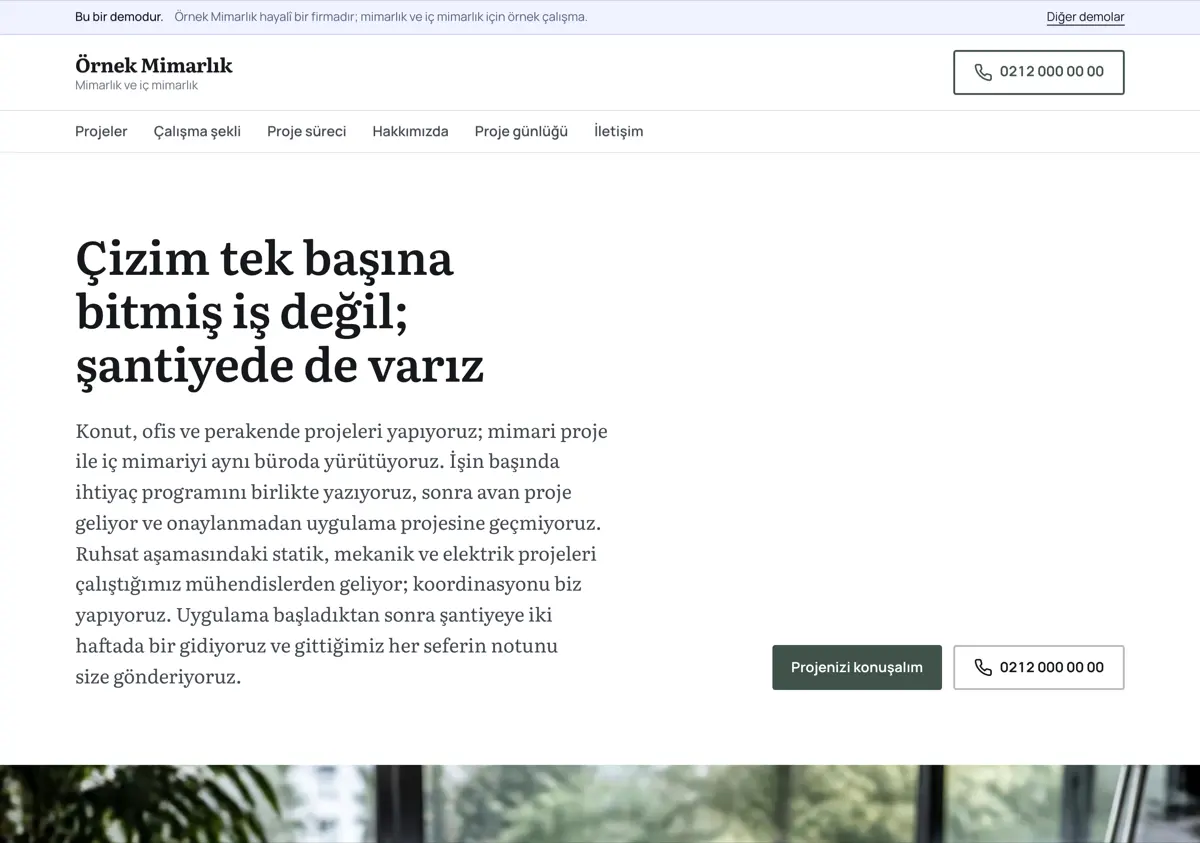Sakin bir ilk ekran: solda büro adı ve tek cümlelik tanım, sağda geniş bir iç mekân fotoğrafı; altta proje kartları ve her kartın köşesinde yıl ile durum rozeti.