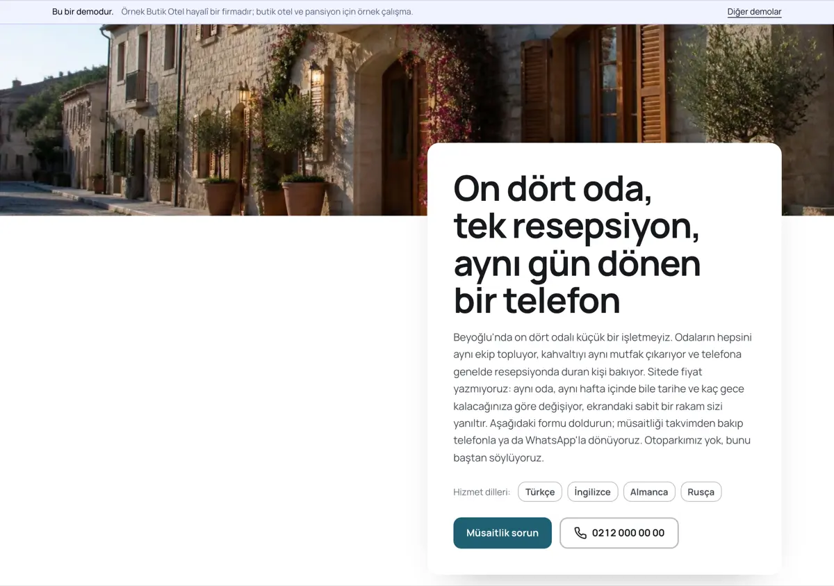Sakin tonlu ilk ekranın altında rezervasyon isteği formunun giriş tarihi, gece sayısı ve oda tipi alanları; sağ üstte dört dil rozeti duruyor.